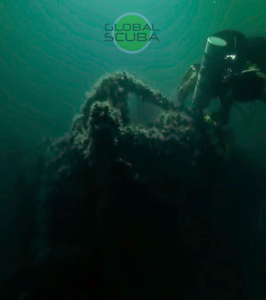 дайвер в глубине и затонувший корабль в черном море новороссийск