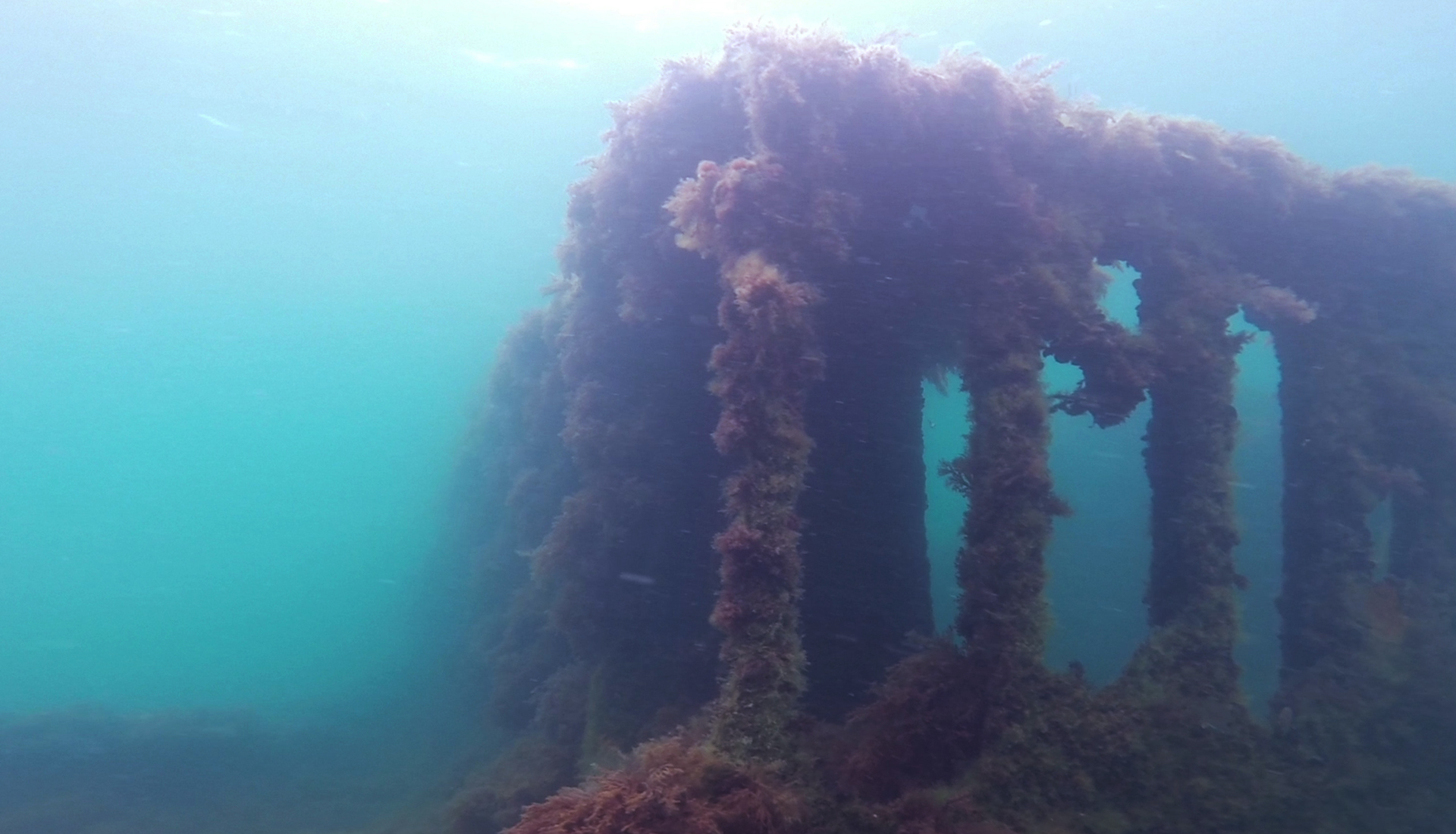 разрушенная надстройка затонувшего корабля на дне моря